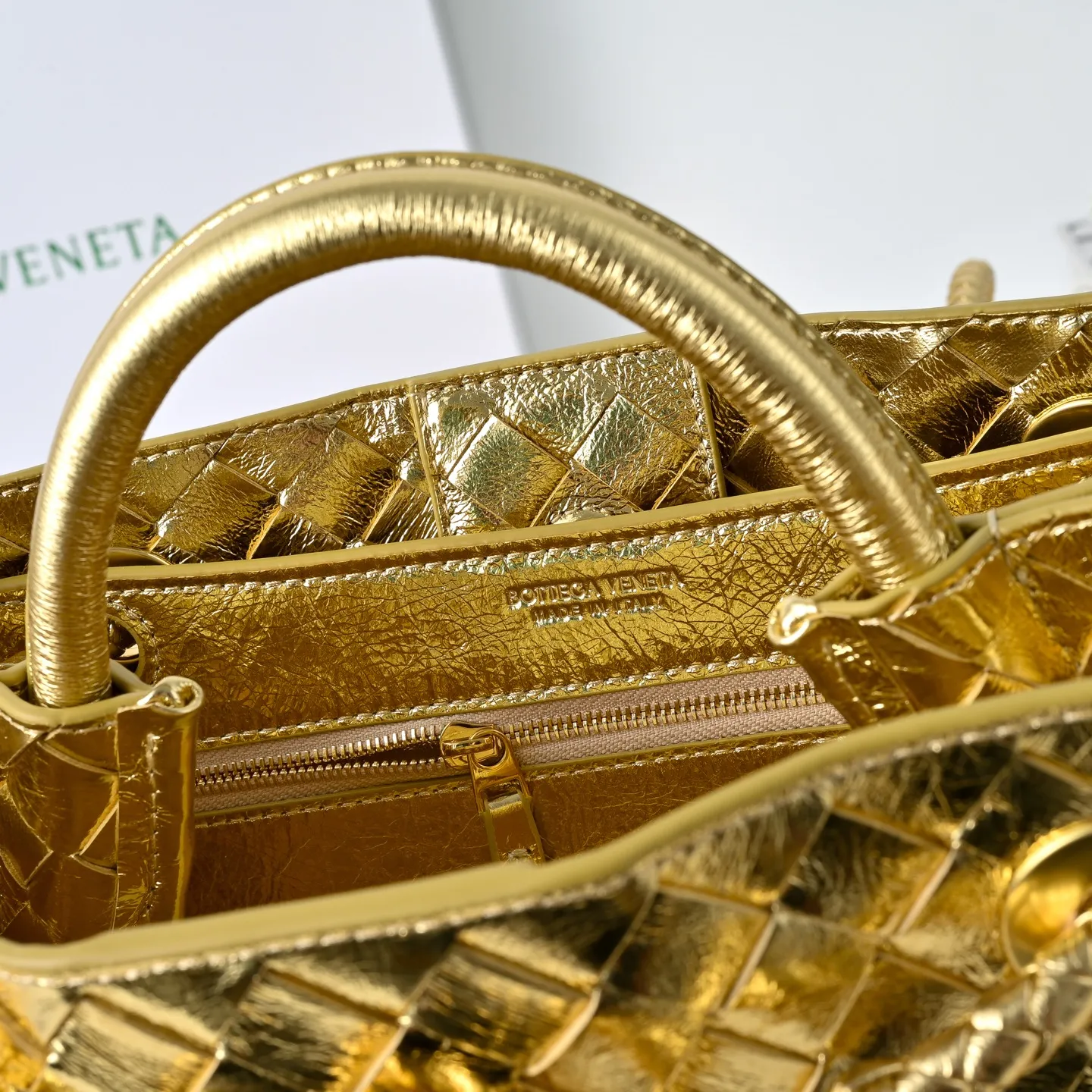 The 2023 new Andiamo batch of 1860 BV has been shipped‼ ️Really popular🔥The new Andiamo woven handbag launched by Bottega Veneta this season is really popular all over the world! ! Celebrities at home and abroad have worn it, and Oscar-winning actress Michelle Yeoh has taken it out on the street. Song Jia, Trai Yara, Yu Feihong, Sanji Ayaka, Rosie Hunting-Whiteley, Yoshioka Riho, etc. have all picked up this bag. It is classic and versatile, showing off its temperament, and the bag capacity is also large, which is very convenient for daily commuting! ! A variety of carrying methods, the shoulder straps can be adjusted by yourself, the original lambskin feels soft and delicate, and the unisex style breaks the gender boundaries and brings a more practical and longer-lasting use experience. Andiamo, which has both elegant and casual styles, perfectly interprets the true appearance of "fashionable old money style". Style number: 7463 Size: 25*22*10.5cm
